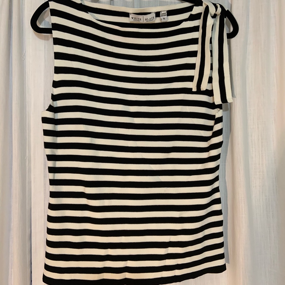 Black house| white market short sleeve top